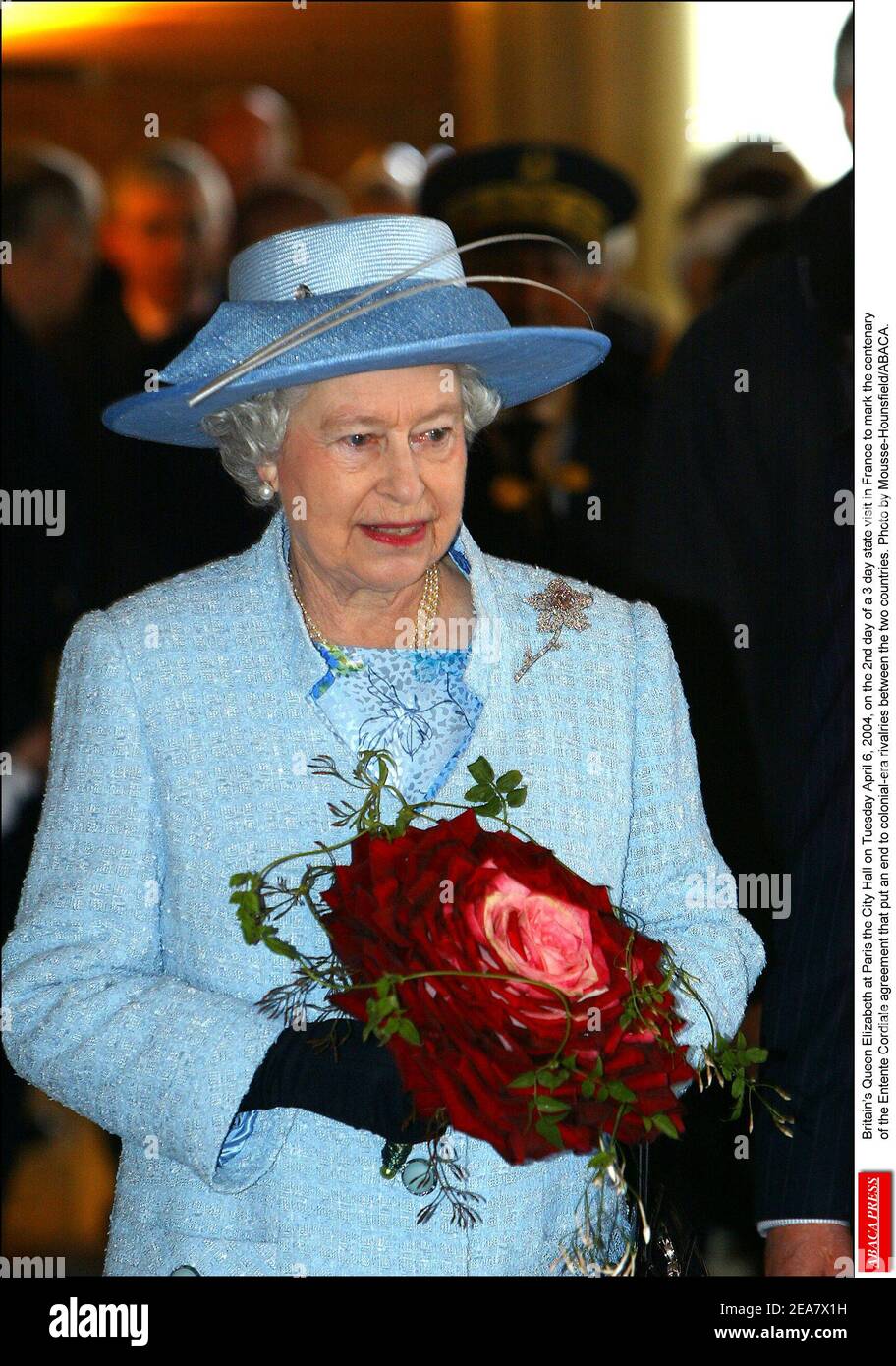 La Reine Elizabeth de Grande-Bretagne à Paris l'Hôtel de ville le mardi 6 avril 2004, le 2ème jour d'une visite d'État de 3 jours en France pour marquer le centenaire de l'Accord Entente Cordiale qui a mis fin aux rivalités de l'époque coloniale entre les deux pays. Photo de Mousse-Hounsfield/ABACA. Banque D'Images