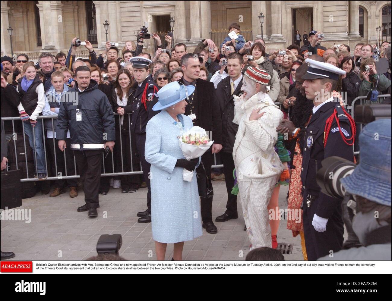 La reine Elizabeth britannique arrive avec Mme Bernadette Chirac et la nouvelle ministre française de l'Art Renaud Donnedieu de Vabres au Musée du Louvre le mardi 6 avril 2004, le 2ème jour d'une visite d'État de 3 jours en France pour marquer le centenaire de l'Entente cordiale, accord qui met fin aux rivalités de l'époque coloniale entre les deux pays. Photo de Hounsfield-Mousse/ABACA. Banque D'Images