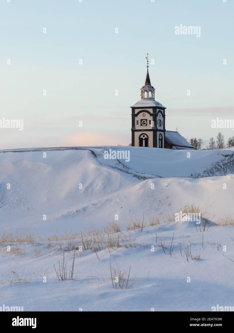 L'église de Røros et sa tour d'horloge caractéristique. Hiver enneigé dans la vieille ville minière historique. Place historique norvégienne classée par l'UNESCO. Banque D'Images