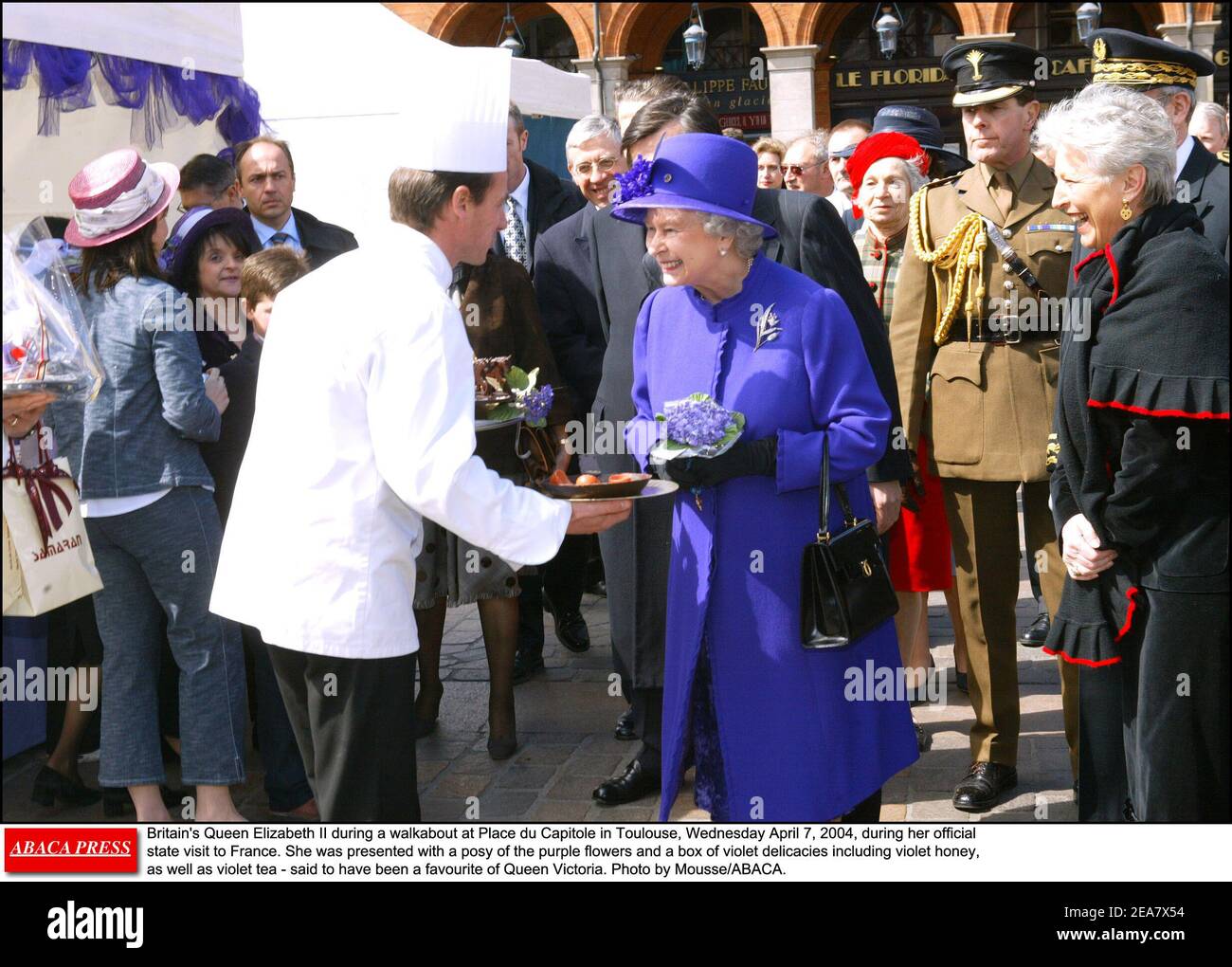 La reine Elizabeth II de Grande-Bretagne lors d'une promenade à la place du Capitole à Toulouse, le mercredi 7 avril 2004, lors de sa visite officielle en France. Elle a été présentée avec une potée des fleurs violettes et une boîte de gourmandises violettes, y compris le miel violet, ainsi que le thé violet - dit avoir été un favori de la reine Victoria. Photo de Mousse/ABACA. Banque D'Images