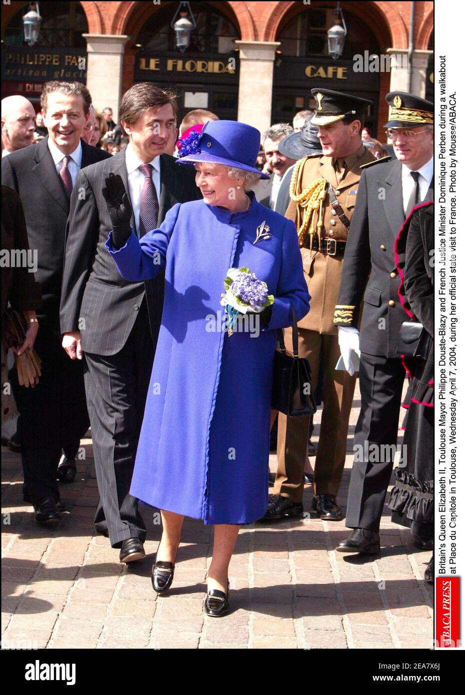 La reine Elizabeth II de Grande-Bretagne, le maire de Toulouse Philippe Douste-Blazy et le ministre français de la Justice Dominique Perben lors d'une visite à la place du Capitole à Toulouse, le mercredi 7 avril 2004, lors de sa visite officielle en France. Elle a été présentée avec une potée des fleurs violettes et une boîte de gourmandises violettes, y compris le miel violet, ainsi que le thé violet - dit avoir été un favori de la reine Victoria. Photo de Mousse/ABACA. Banque D'Images