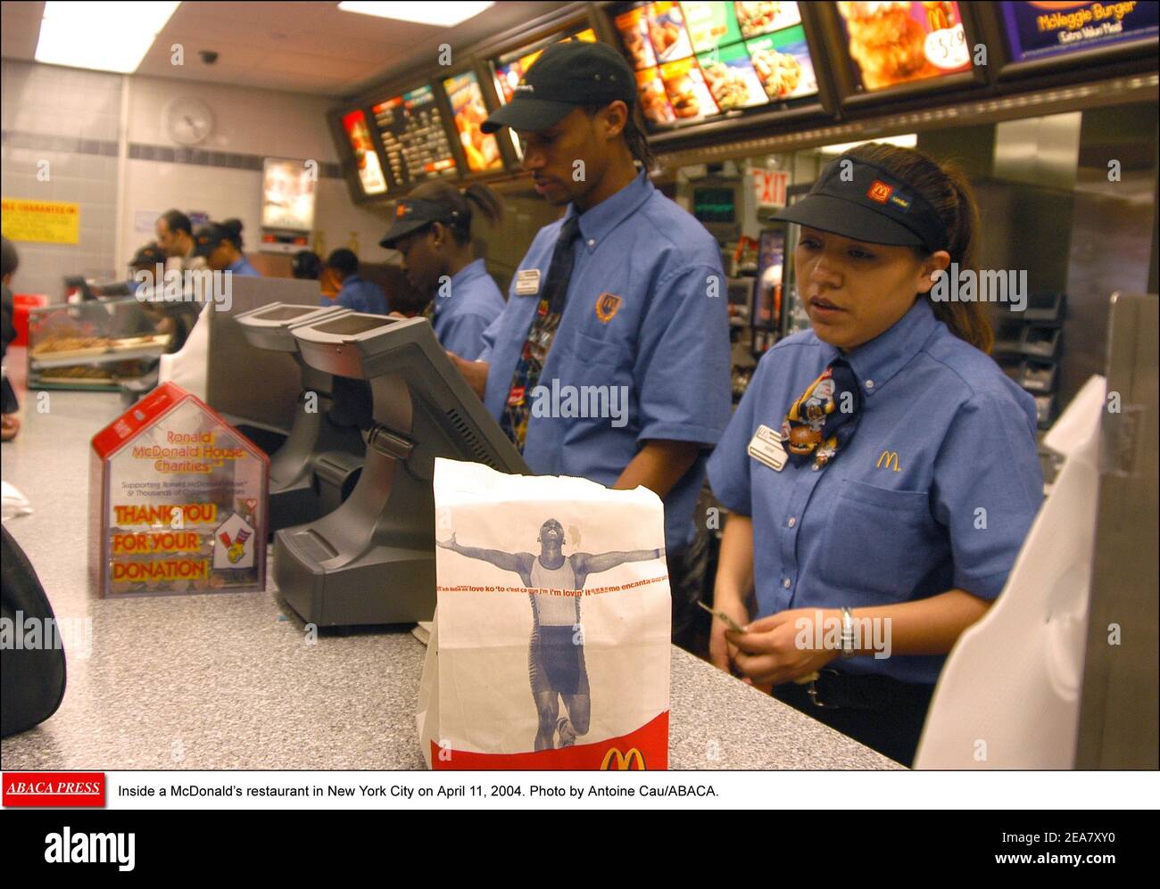 À l'intérieur d'un restaurant McDonald's à New York le 11 avril 2004. Photo par Antoine Cau/ABACA. Banque D'Images