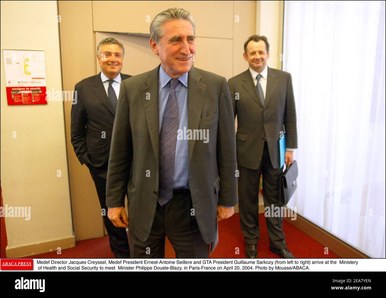 Le directeur de MEDEF, Jacques Creyssel, le président de Medef, Ernest-Antoine Seillere, et le président de la RGT, Guillaume Sarkozy (de gauche à droite) arrivent à la Ministerie de la Santé et de la sécurité sociale pour rencontrer le ministre Philippe Douste-Blazy, à Paris-France, le 20 avril 2004. Photo de Mousse/ABACA. Banque D'Images