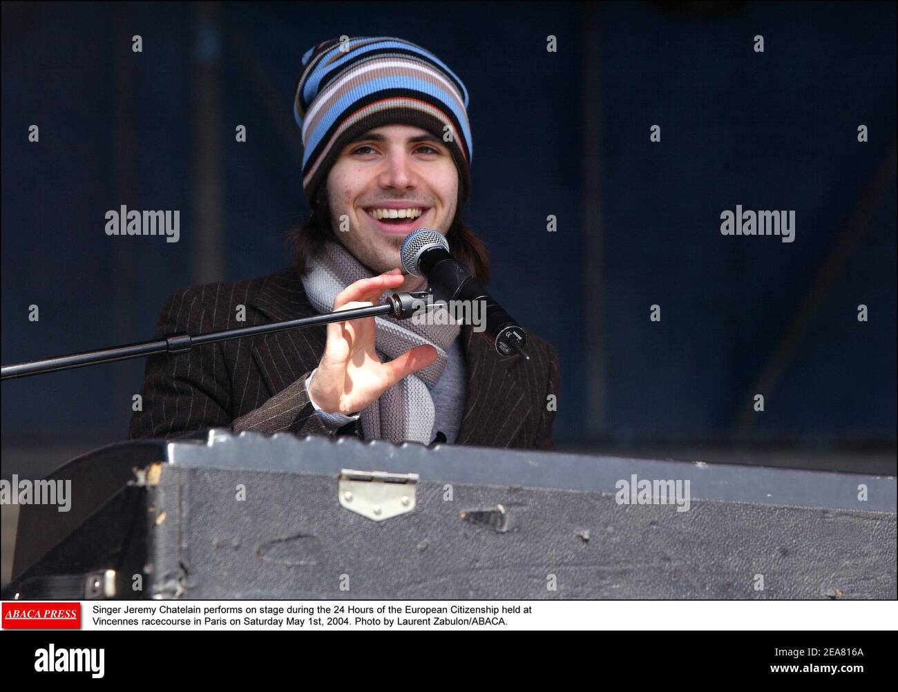 Le chanteur Jeremy Chatelain se produit sur scène pendant les 24 heures de la citoyenneté européenne qui se tiennent à l'hippodrome de Vincennes à Paris le samedi 1er mai 2004. Photo de Laurent Zabulon/ABACA. Banque D'Images