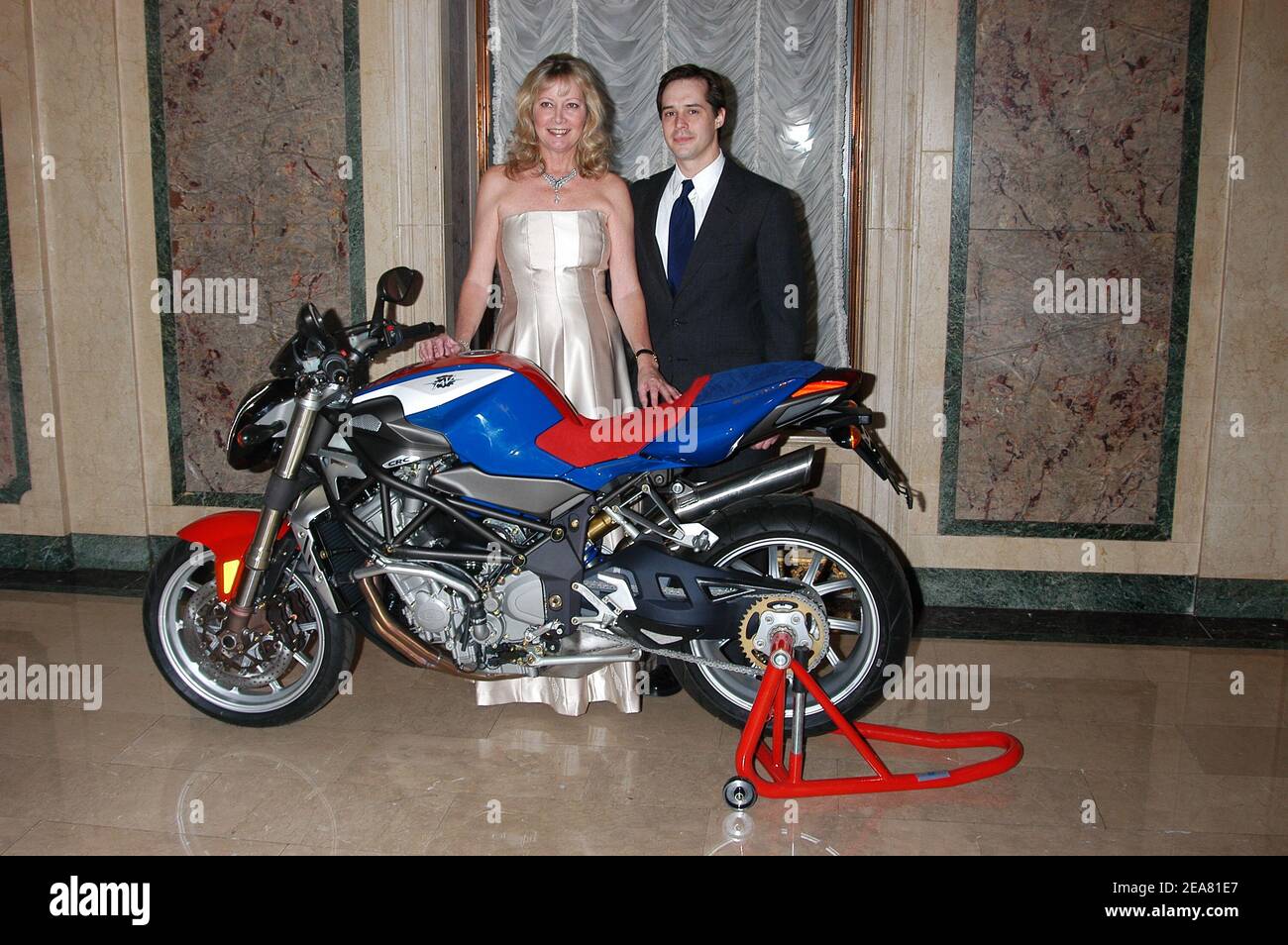 Virginia R. Fox et Matthew Stutzman (directeur général de Cagiva) assistent au soixante-troisième bal annuel des Berceaux organisé par l'aide américaine française pour les enfants à l'hôtel Plazza à New York, le 30 avril 2004. (Photo : Virginia R. Fox, Matthew Stutzman) photo d'Antoine Cau/Abaca Banque D'Images