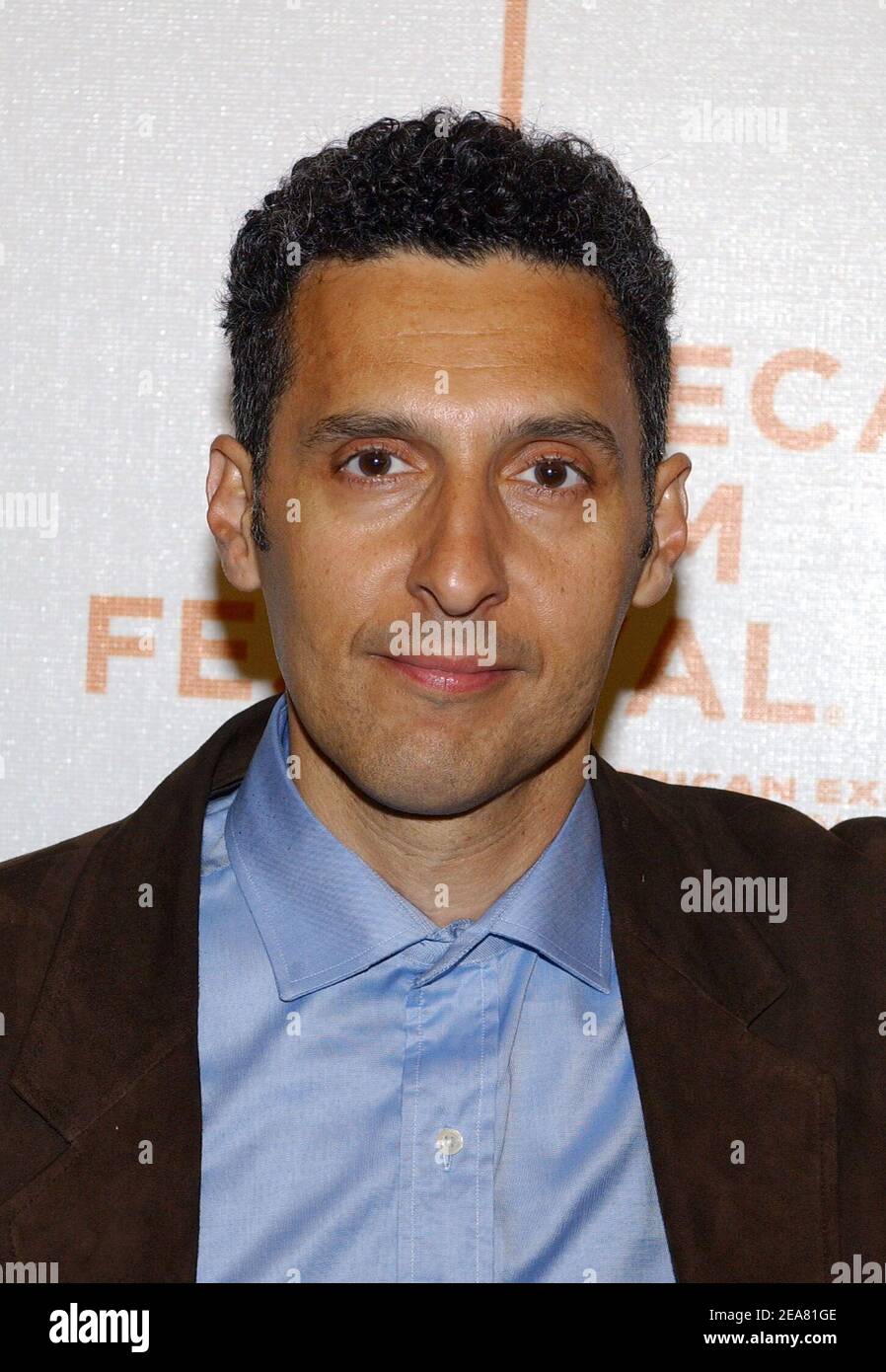 John Turturro, membre du casting, arrive à la première 2B parfaitement honnête, dans le cadre du Tribeca film Festival 2004, qui s'est tenu à l'Université Pace à New York, le dimanche 2 mai 2004. (Photo : John Turturro). Photo de Nicolas Khayat/ABACA. Banque D'Images