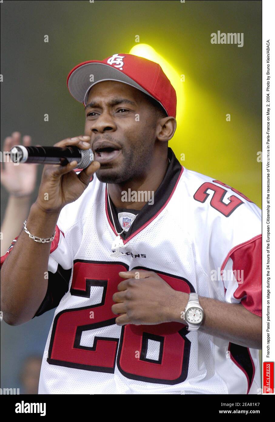 Le rappeur français Passi se produit sur scène pendant les 24 heures de la citoyenneté européenne à l'hippodrome de Vincennes à Paris-France le 2 mai 2004. Photo de Bruno Klein/ABACA. Banque D'Images