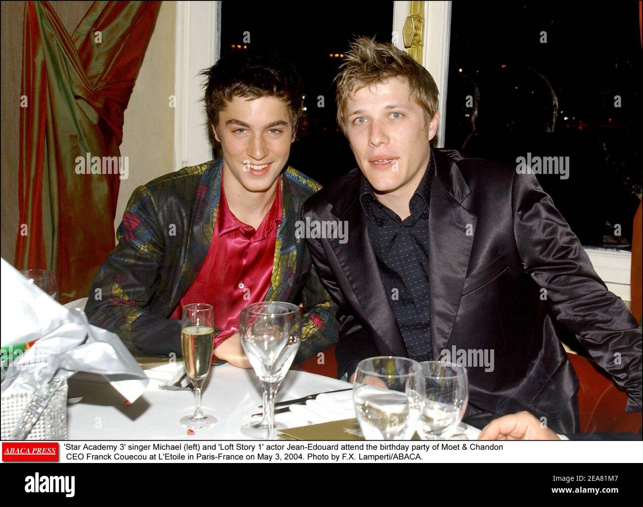 Le Chanteur Michael A Gauche Et L Acteur Jean Edouard Star Academy 3 Participent A La Fete D Anniversaire De Franck Couecou Pdg De Moet Chandon A L Etoile A Paris France Le 3