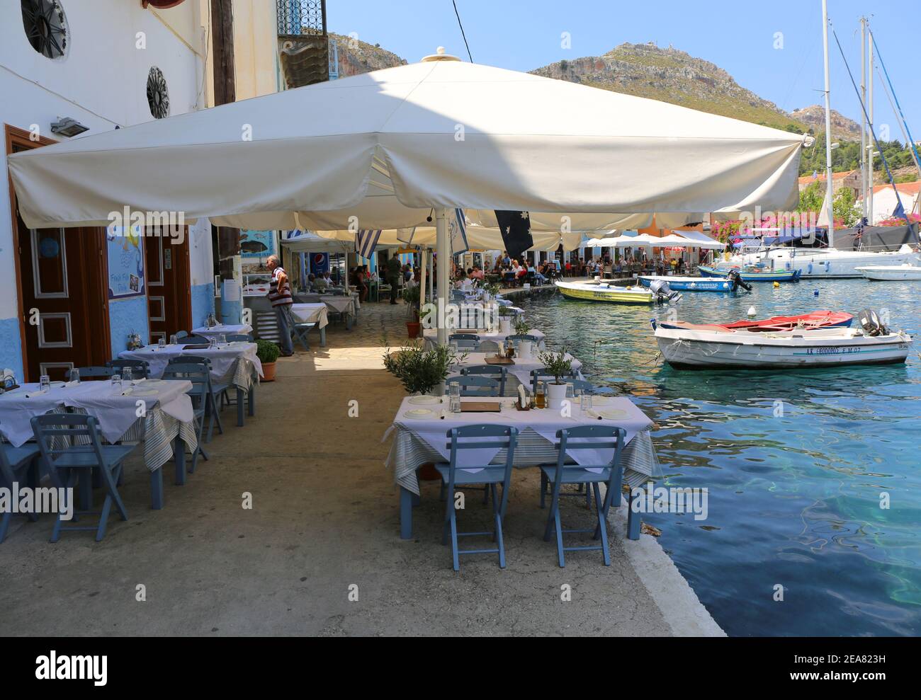 KASTELLORIZO,GRÈCE-AOÛT 10:Restaurant de fruits de mer au bord de la mer.août 10,2018 à Kastellorizo, Grèce. Banque D'Images