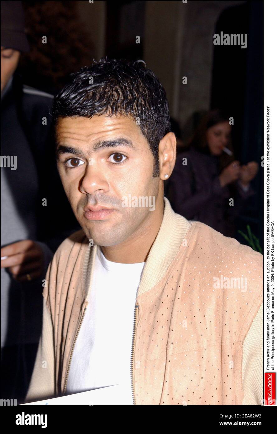 L acteur Fran ais Et Dr le Jamel Debbouze Assiste Une Vente Aux l-acteur-fran-ais-et-dr-le-jamel-debbouze-assiste-une-vente-aux