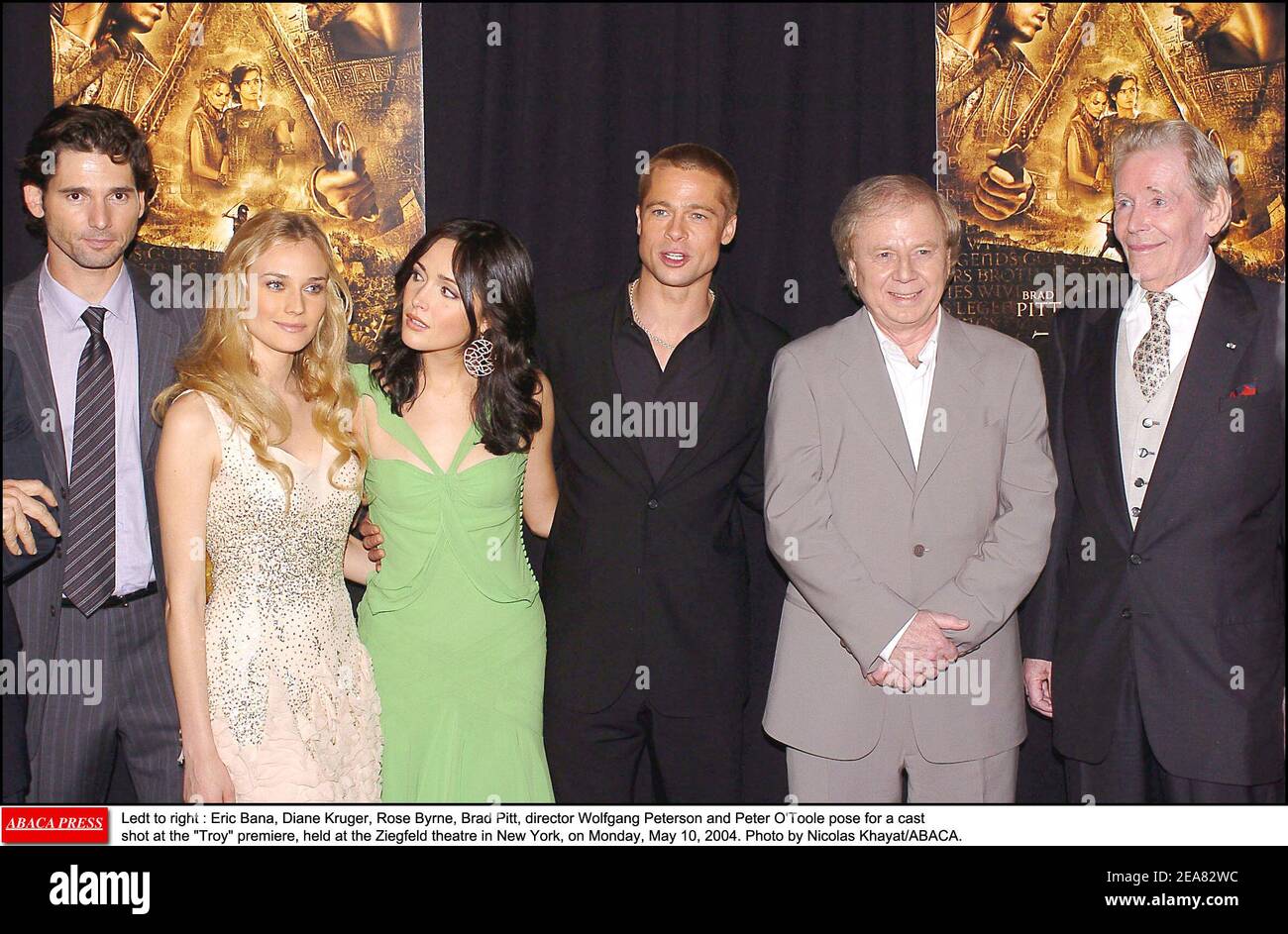 Ledt à droite : Eric Bana, Diane Kruger, Rose Byrne, Brad Pitt, le réalisateur Wolfgang Petersen et Peter O'Toole posent pour une prise de vue à la première de Troy, tenue au théâtre Ziegfeld à New York, le lundi 10 mai 2004. Photo de Nicolas Khayat/ABACA. Banque D'Images