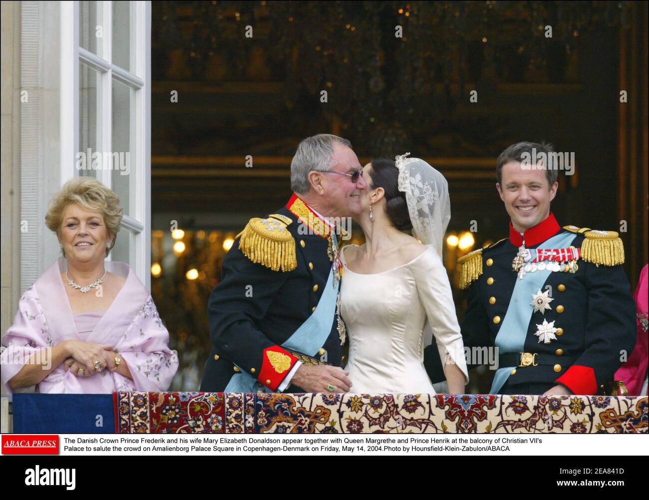 Le prince héritier danois Frederik et son épouse Mary Elizabeth Donaldson apparaissent avec la reine Margrethe et le prince Henrik au balcon du palais chrétien VII pour saluer la foule sur la place du palais Amalienborg à Copenhague-Danemark le vendredi 14 mai 2004. Photo de Hounsfield-Klein-Zabulon/ABACA Banque D'Images