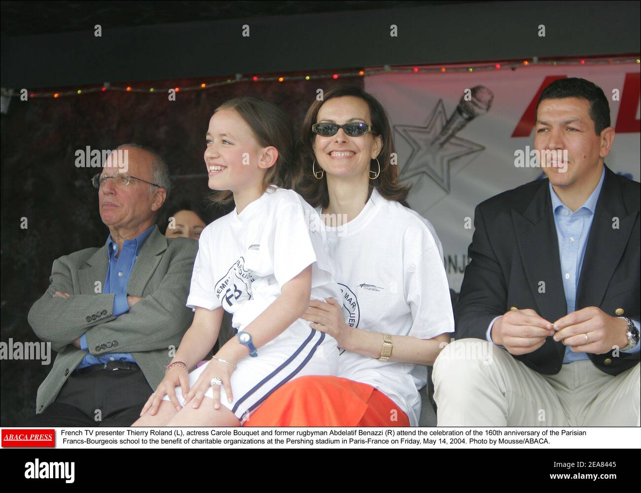 La Presentatrice Francaise Thierry Roland L L Actrice Carole Bouquet Et L Ancien Rugbyman Abdelatif Benazzi R Assistent A La Celebration Du 160e Anniversaire De L Ecole Parisienne Francs Bourgeois Au Profit D Organisations Caritatives Au Stade