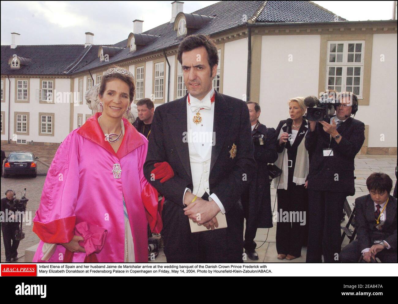 Le bébé Elena d'Espagne et son mari Jaime de Marichalar arrivent au banquet de mariage du prince héritier danois Frederik avec Mary Elizabeth Donaldson au Palais Fredensborg à Copenhague le vendredi 14 mai 2004. Photo de Hounsfield-Klein-Zabulon/ABACA. Banque D'Images