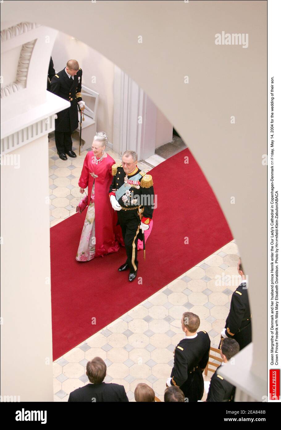 La reine Margrethe du Danemark et son mari le prince Henrik entrent dans la cathédrale notre-Dame de Copenhague-Danemark le vendredi 14 mai 2004 pour le mariage de leur fils, le prince héritier Frederik avec Mlle Mary Elisabeth Donaldson. Photo de Hounsfield-Klein-Zabulon/ABACA Banque D'Images