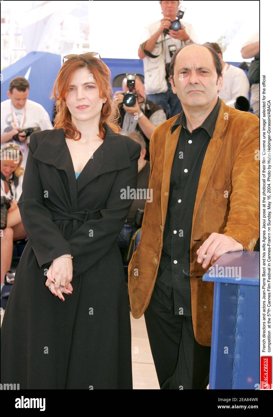 Les réalisateurs et acteurs français Jean-Pierre Bacri et sa femme Agnes  Jaoui posent à la photo de leur film 'Comme une image' sélectionné pour le  concours officiel du 57e Festival de Cannes
