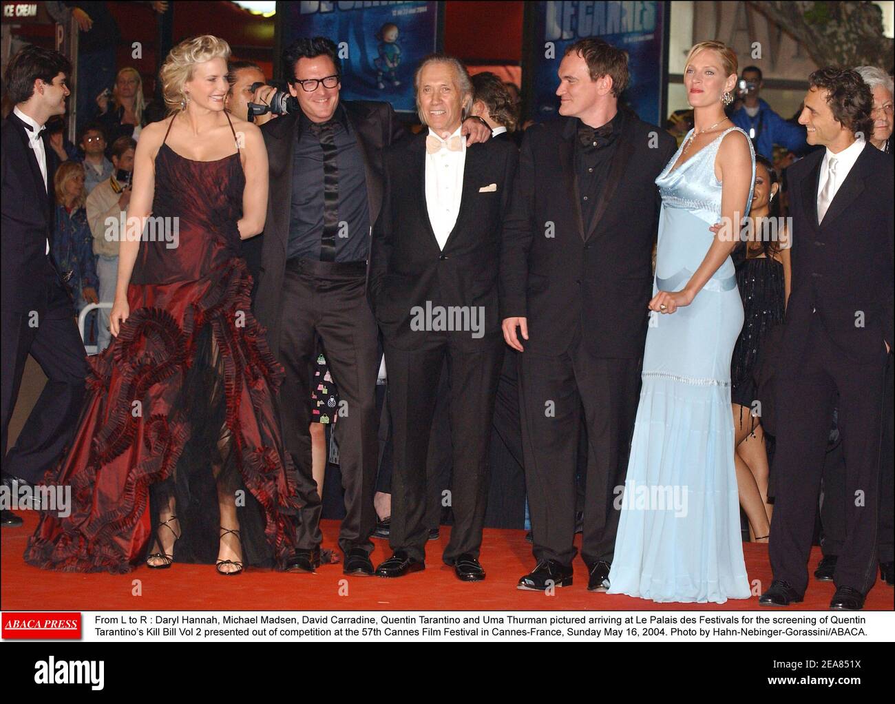 De L à R : Daryl Hannah, Michael Madsen, David Carradine, Quentin Tarantino et Uma Thurman photographiés arrivant au Palais des Festivals pour la projection du Kill Bill vol 2 de Quentin Tarantino présenté hors compétition au 57e Festival de Cannes, dimanche 16 mai 2004. Photo de Hahn-Nebinger-Gorassini/ABACA. Banque D'Images