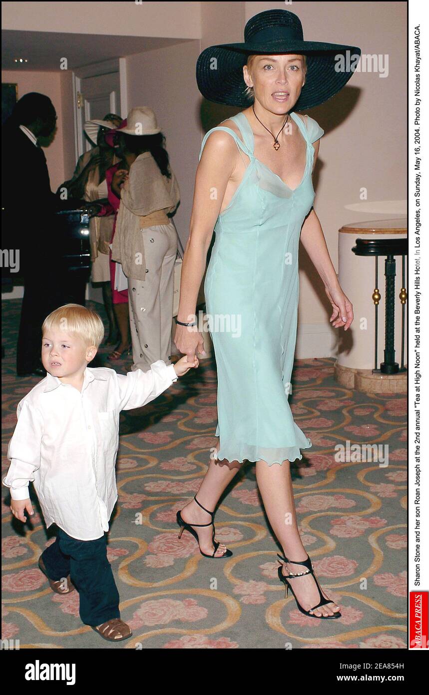 Sharon Stone et son fils Roan Joseph au 2e thé annuel à High Noon qui a eu lieu à l'hôtel Beverly Hills, à Los Angeles, le dimanche 16 mai 2004. Photo de Nicolas Khayat/ABACA. Banque D'Images