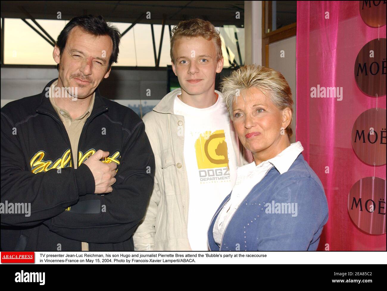Le présentateur de télévision Jean-Luc Reichmann, son fils Hugo et le  journaliste Pierrette Bres assistent à la fête de la bulle à l'hippodrome  de Vincennes-France le 15 mai 2004. Photo de François-Xavier
