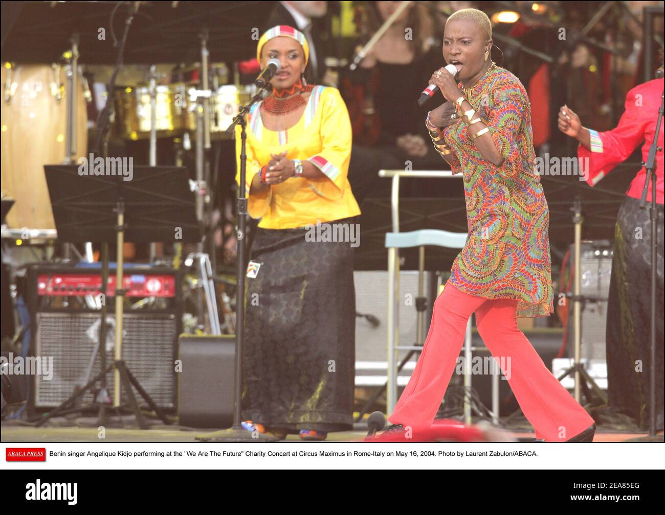 La chanteuse béninoise Angélique Kidjo se présente au concert de charité We are the future au Cirque Maximus à Rome-Italie le 16 mai 2004. Photo de Laurent Zabulon/ABACA. Banque D'Images
