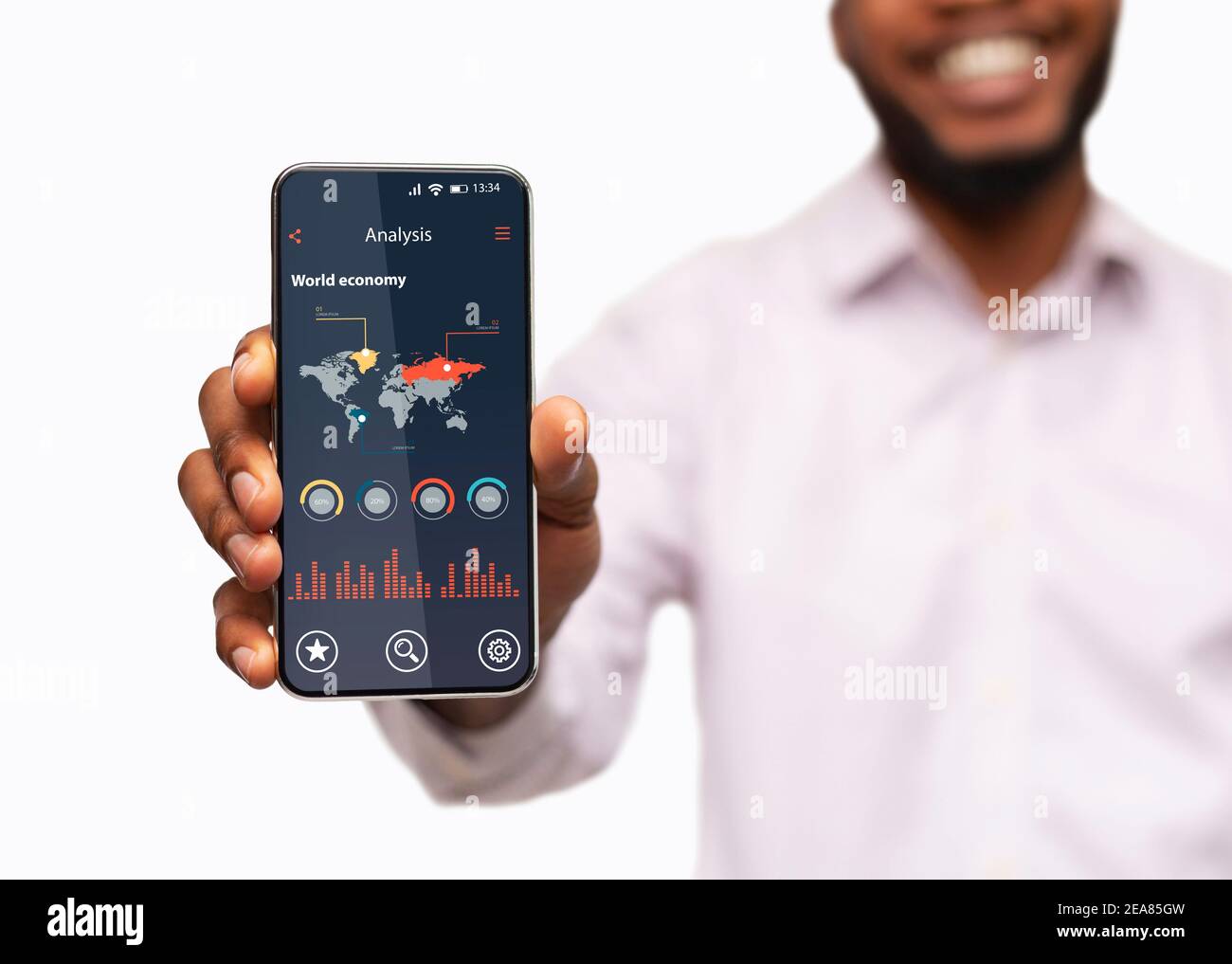 Smartphone Black Man Holding méconnaissable avec l'application World Economy Analysis À l'écran Banque D'Images