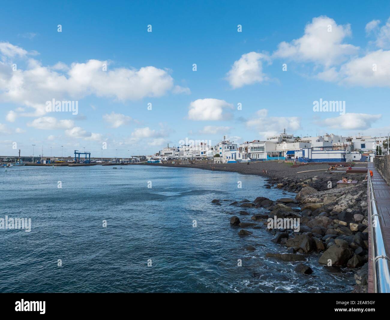 Puerto de las Nieves, Agaete, Gran Canaria, Iles Canaries, Espagne 17 décembre 2020: Vue sur le port et la plage de galets volcanique et le port de Puerto Banque D'Images