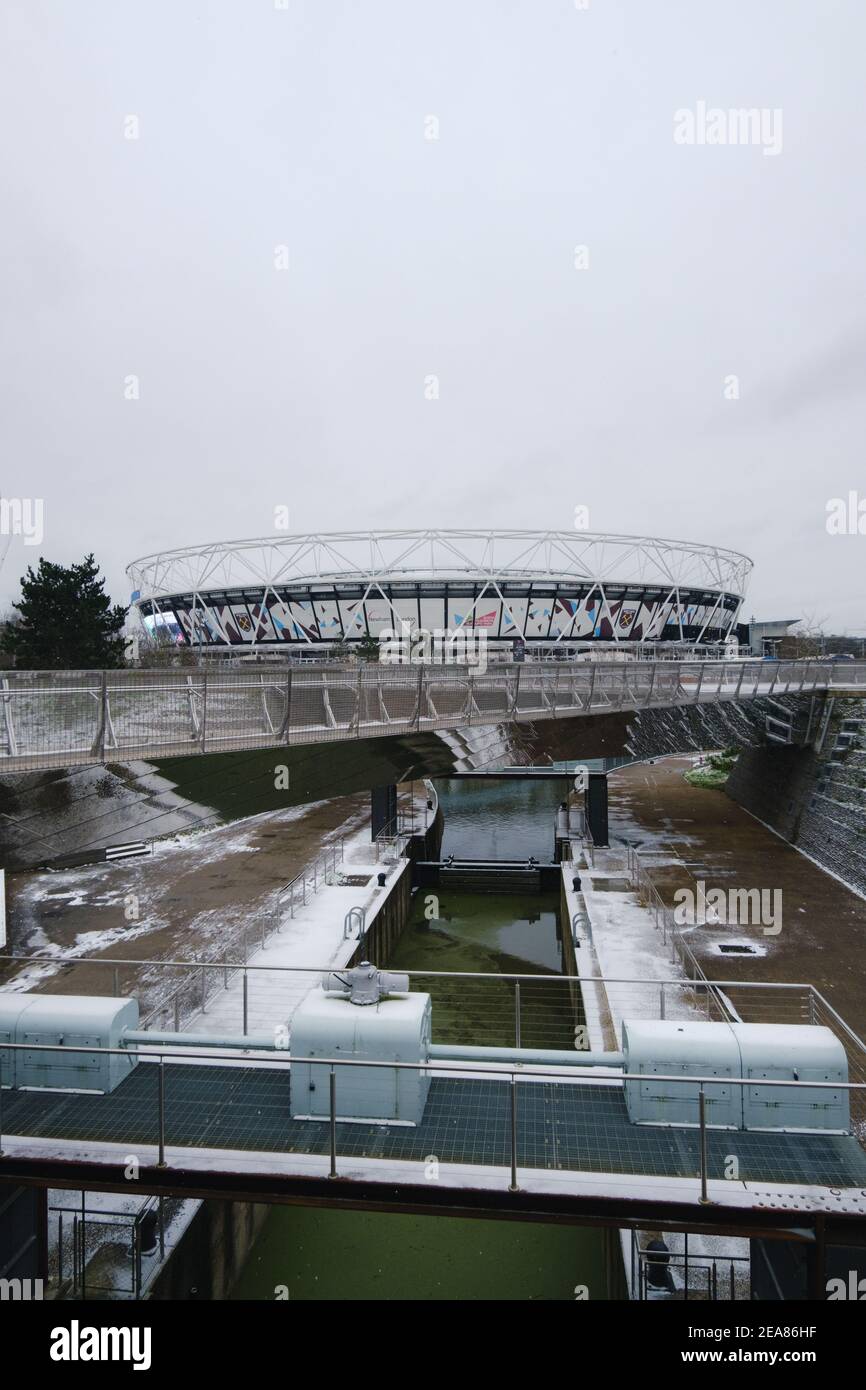 Londres, Royaume-Uni- février 2021 : Stade de Londres, Parc olympique Queen Elizabeth, dans la neige. Banque D'Images