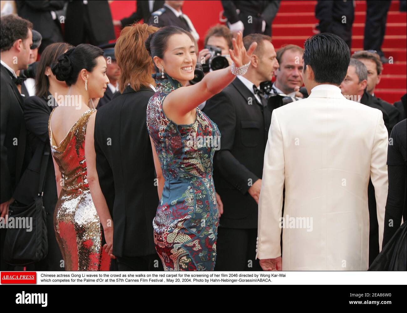 L'actrice chinoise Gong Li se fait entendre sur le tapis rouge pour la projection de son film 2046 réalisé par Wong Kar-Wai, qui rivalise pour la Palme d'Or au 57e Festival de Cannes , le 20 mai 2004. Photo de Hahn-Nebinger-Gorassini/ABACA. Banque D'Images L'actrice chinoise Gong Li se fait entendre sur le tapis rouge pour la projection de son film 2046 réalisé par Wong Kar-Wai, qui rivalise pour la Palme d'Or au 57e Festival de Cannes , le 20 mai 2004. Photo de Hahn-Nebinger-Gorassini/ABACA. Banque D'Images