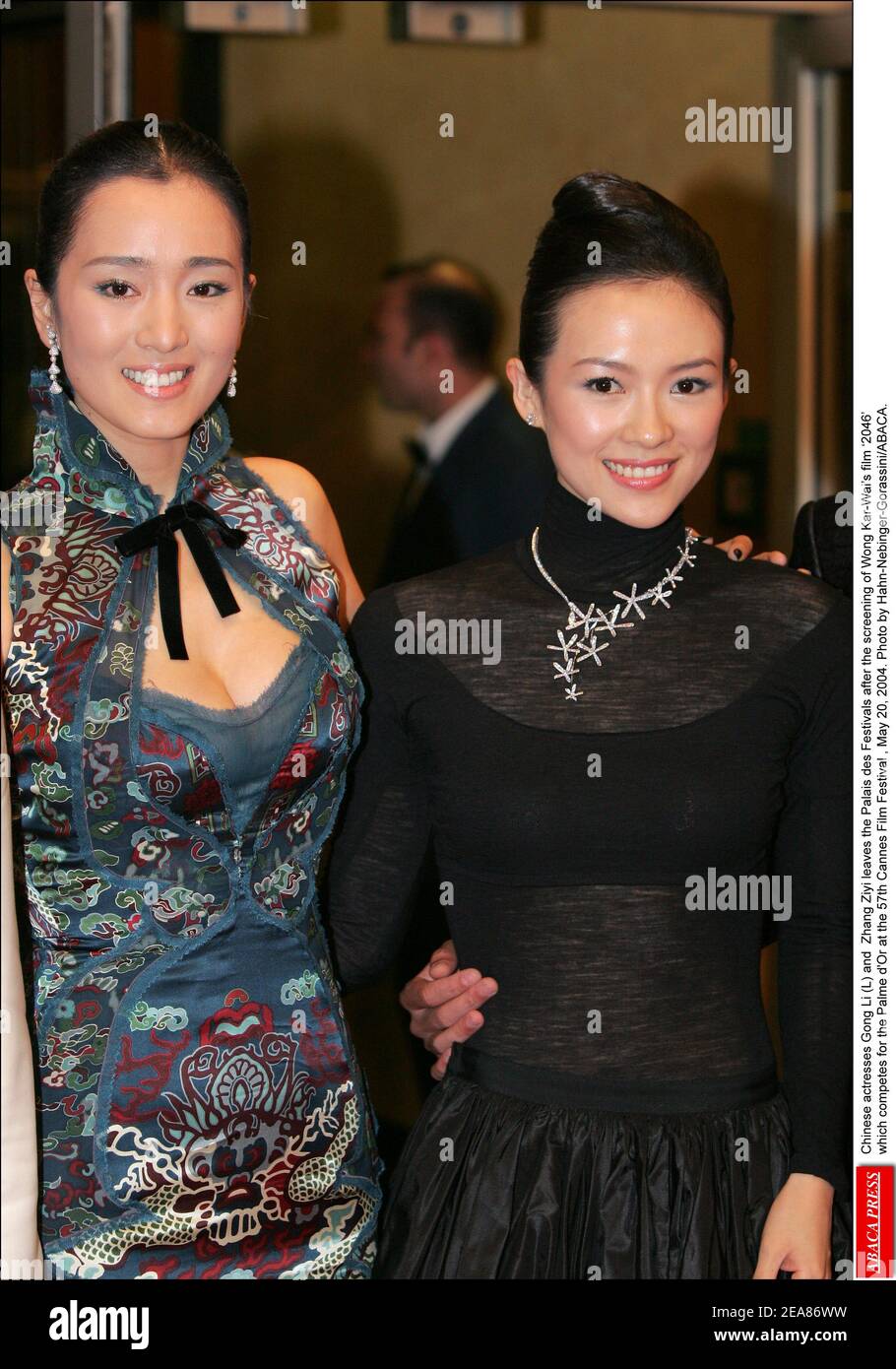 Les actrices chinoises Gong Li (L) et Zhang Ziyi quittent le Palais des Festivals après la projection du film de Wong Kar-Wai ï2046' qui rivalise pour la Palme d'Or au 57e Festival de Cannes , le 20 mai 2004. Photo de Hahn-Nebinger-Gorassini/ABACA. Banque D'Images