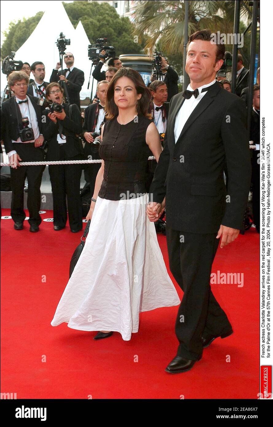 Qui Est Le Compagnon De Charlotte Valandrey L'actrice française Charlotte Valandrey arrive sur le tapis rouge pour la  projection du film de Wong Kar-Wai ' 2046' qui rivalise pour la Palme d'Or  au 57e Festival de Cannes , le