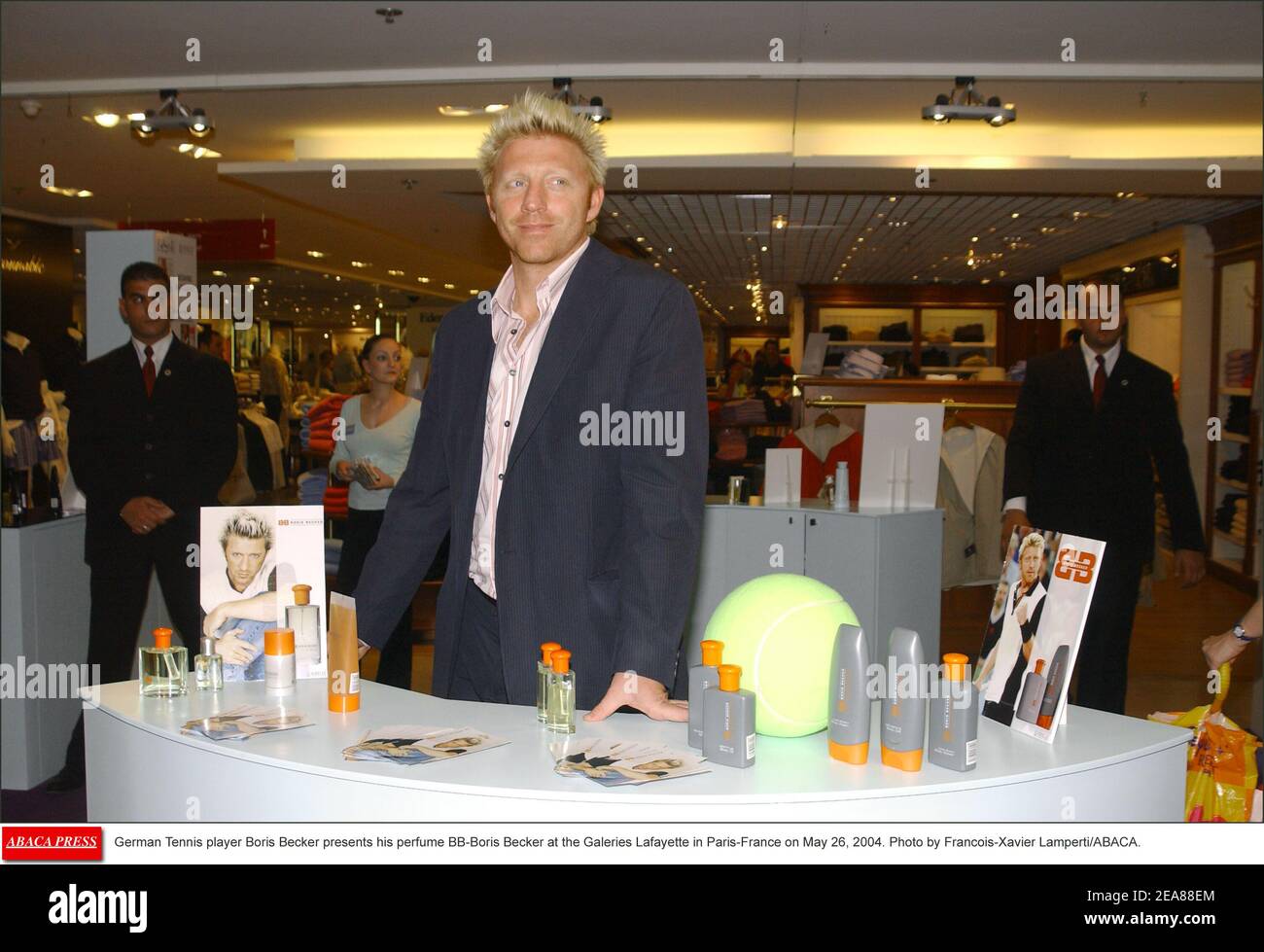 Le joueur de tennis allemand Boris Becker présente son parfum BB-Boris  Becker aux Galeries Lafayette à Paris-France le 26 mai 2004. Photo de  François-Xavier Lamperti/ABACA Photo Stock - Alamy