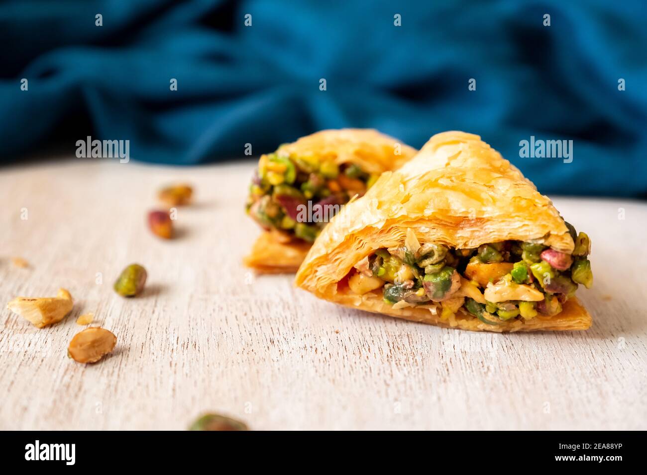 Bonbons arabes nommés baklava remplie de pistache Banque D'Images