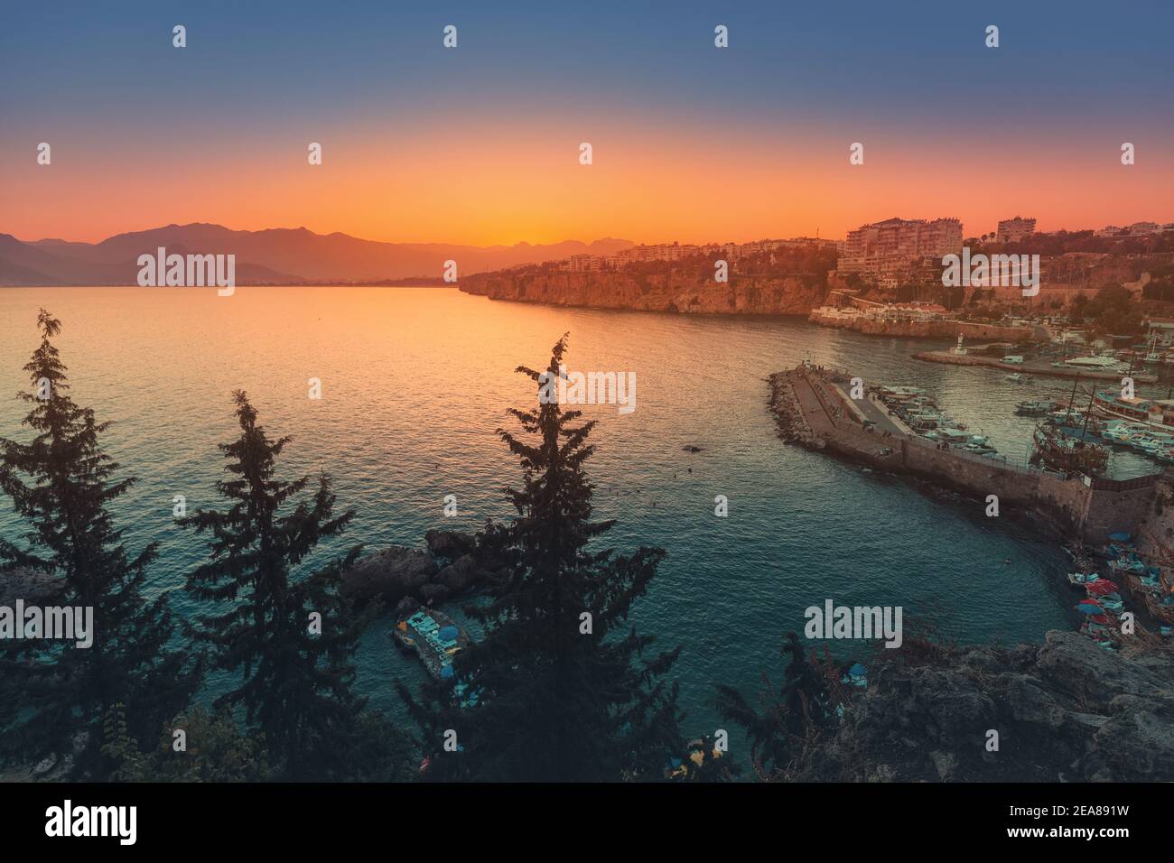 Panorama du magnifique coucher de soleil depuis le pont d'observation de la vieille ville d'Antalya. Une baie tranquille avec une marina et un parking pour de nombreux yachts Banque D'Images