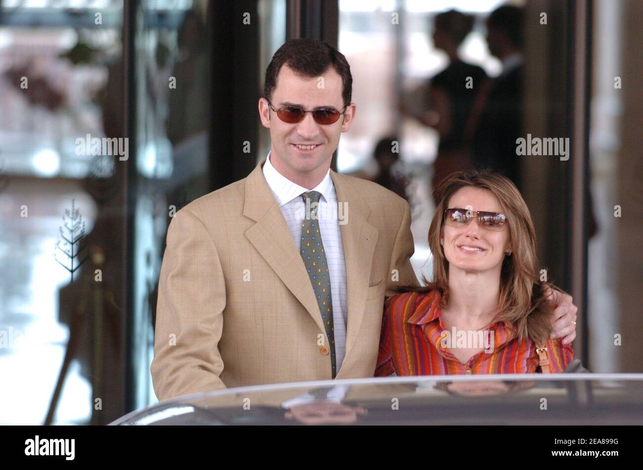 Le prince héritier Felipe d'Espagne et sa femme Letizia quittent l'hôtel four Seasons à Amman-Jordanie le 28 mai 2004 pour Aqaba où un dîner doit avoir lieu ce soir pour célébrer le prince héritier de Jordanie Hamzah Bin Al-Hussein (24 ans) qui a épousé sa cousine la princesse Noor (19 ans) Lors d'une grande cérémonie au Palais Zahran, siège officiel de la monarchie Hachem. Le prince est le demi-frère du roi Abdala II et le fils le plus âgé du roi Hussein décédé et de sa femme princesse noor Al-Hussein. À la célébration des personnalités locales et internationales et une grande représentation de l'RO Banque D'Images