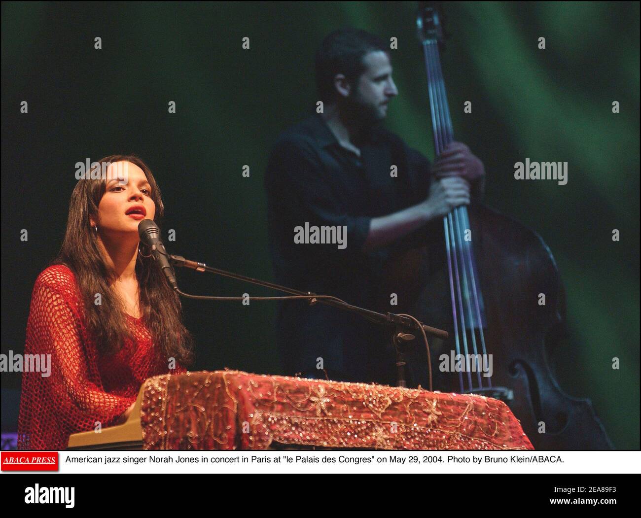 Norah Jones, chanteuse de jazz américaine, en concert à Paris au Palais des Congrès le 29 mai 2004. Photo de Bruno Klein/ABACA. Banque D'Images
