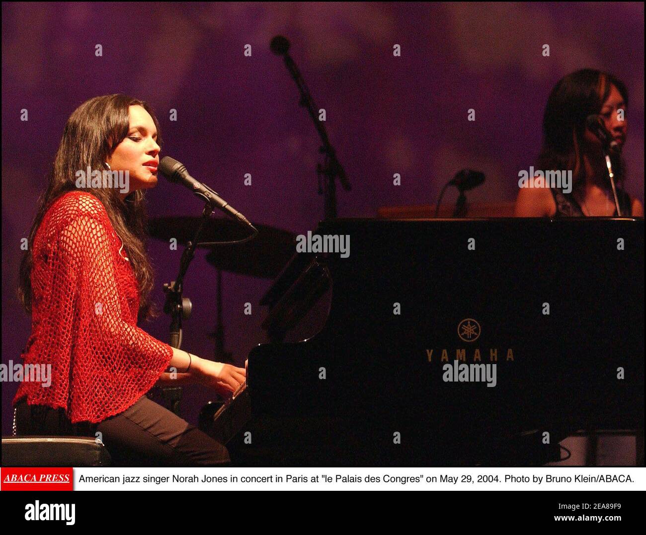 Norah Jones, chanteuse de jazz américaine, en concert à Paris au Palais des Congrès le 29 mai 2004. Photo de Bruno Klein/ABACA. Banque D'Images