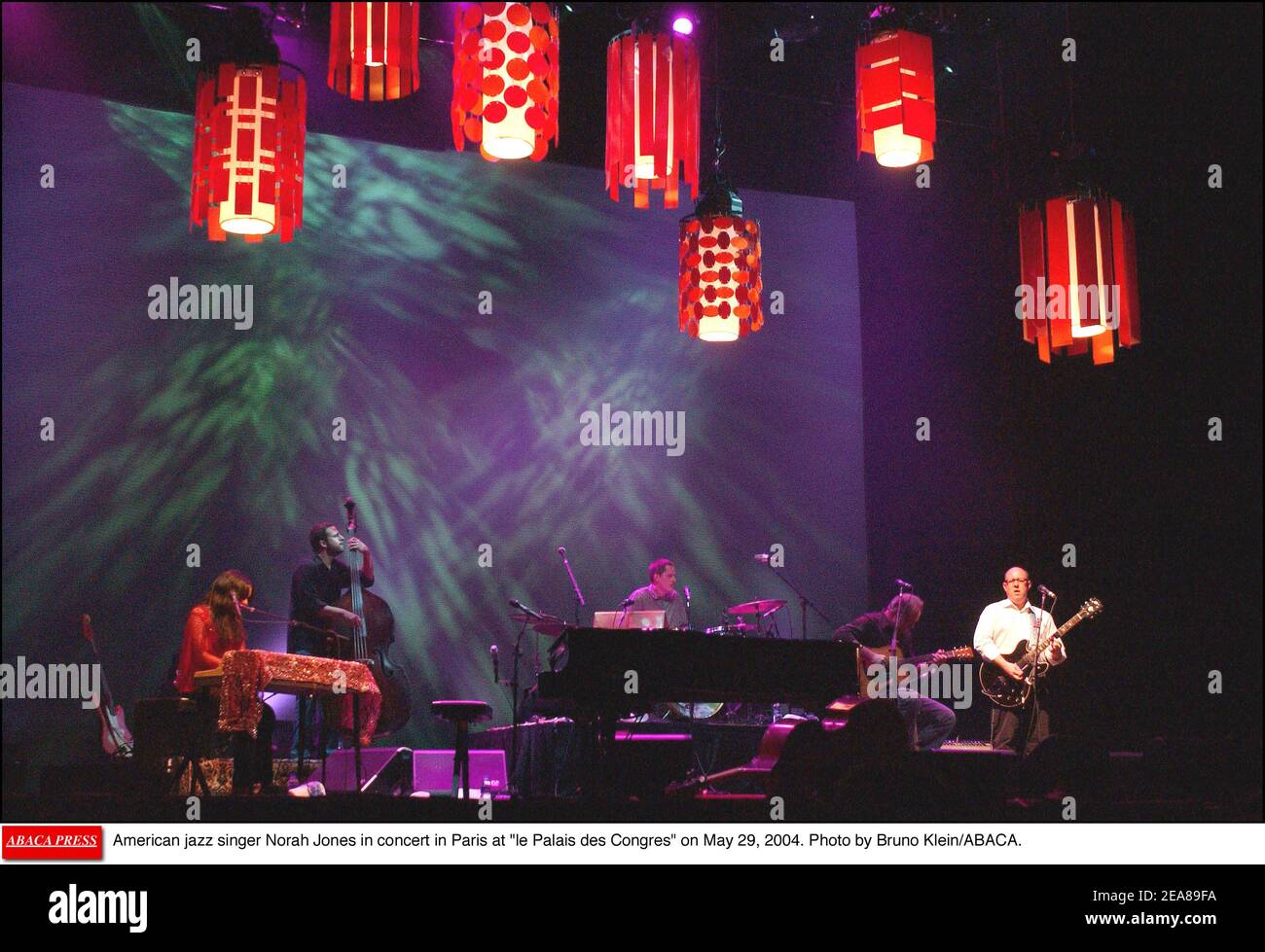 Norah Jones, chanteuse de jazz américaine, en concert à Paris au Palais des Congrès le 29 mai 2004. Photo de Bruno Klein/ABACA. Banque D'Images