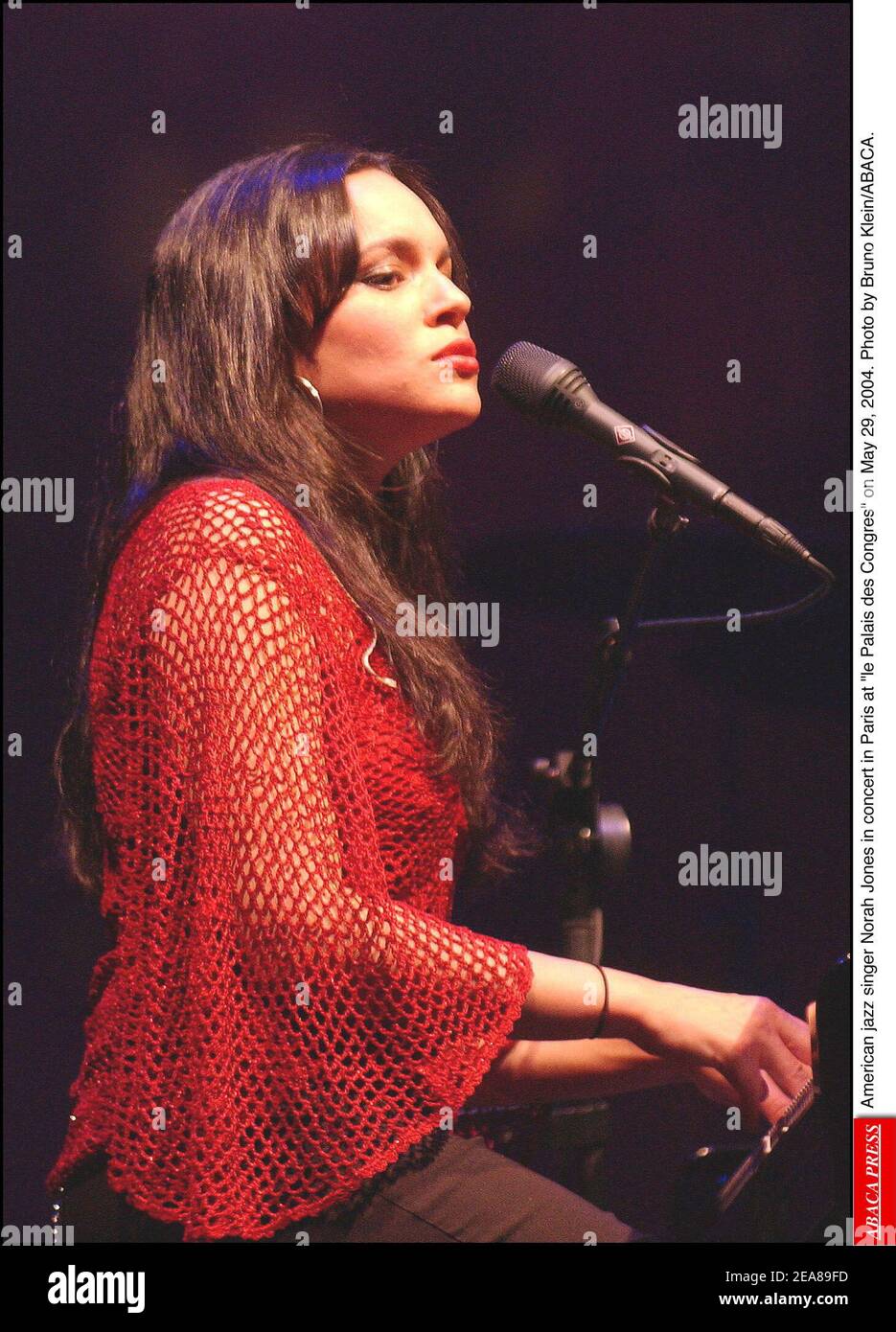 Norah Jones, chanteuse de jazz américaine, en concert à Paris au Palais des Congrès le 29 mai 2004. Photo de Bruno Klein/ABACA. Banque D'Images
