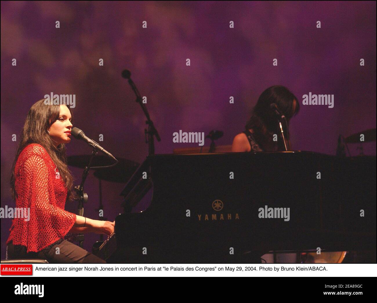 Norah Jones, chanteuse de jazz américaine, en concert à Paris au Palais des Congrès le 29 mai 2004. Photo de Bruno Klein/ABACA. Banque D'Images
