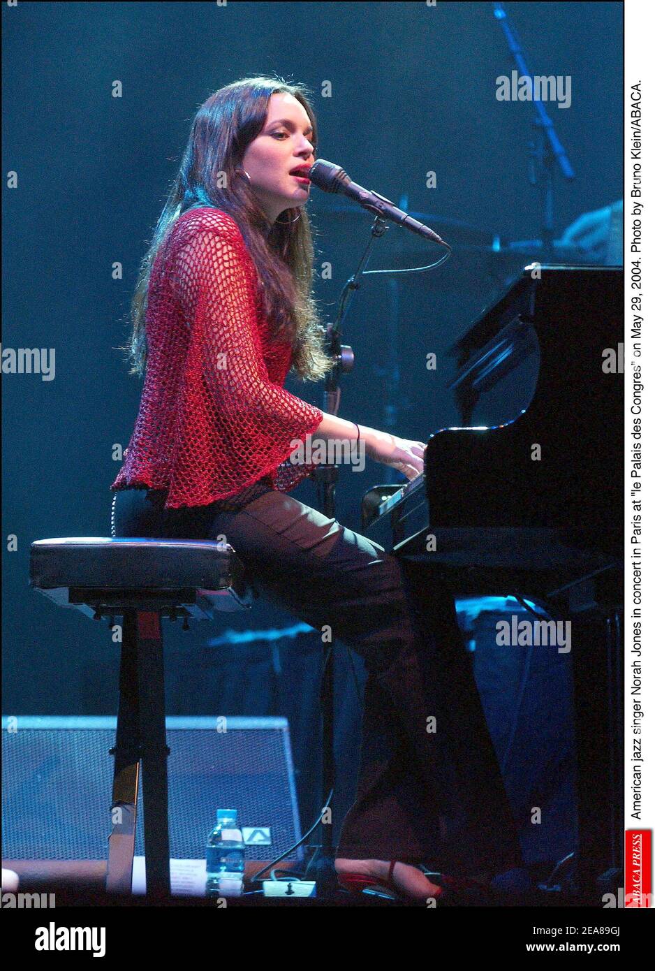 Norah Jones, chanteuse de jazz américaine, en concert à Paris au Palais des Congrès le 29 mai 2004. Photo de Bruno Klein/ABACA. Banque D'Images
