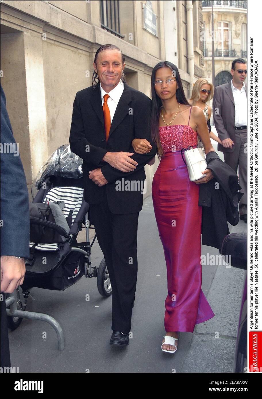 Guillermo Vilas, ancien joueur de tennis argentin, et son épouse photographiés arrivant à la cathédrale orthodoxe grecque Saint-Stephane de Paris-France où l'ancien joueur de tennis roumain Ilie Nastase, 58 ans, a célébré son mariage avec Amalia Teodosescu, 28 ans, le samedi 5 juin 2004. Photo de Guerin-Klein/ABACA. Banque D'Images