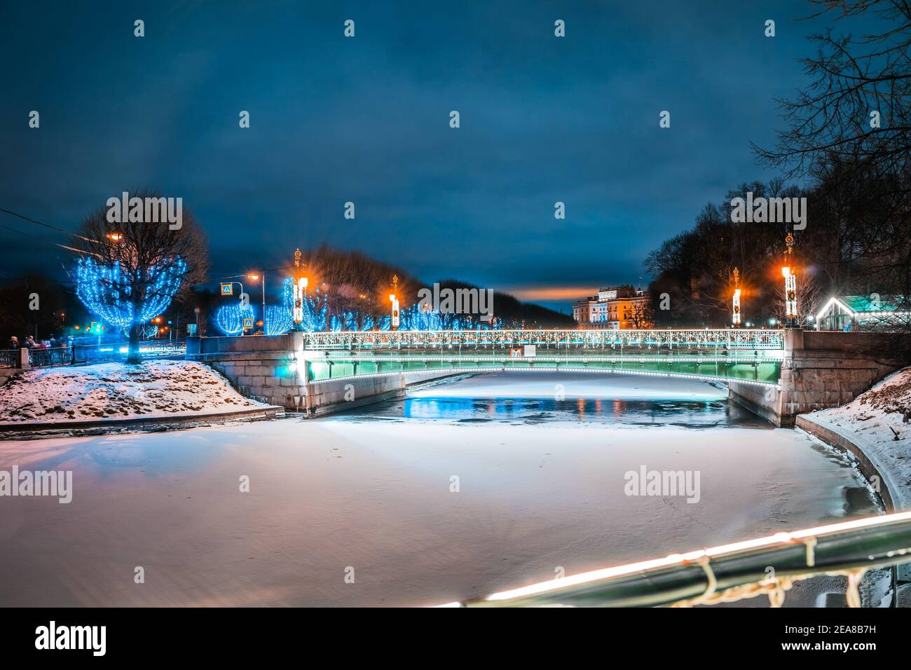 Vue sur le deuxième pont de Sadovy en hiver à Saint-Pétersbourg. Illuminations de vacances en ville. Banque D'Images
