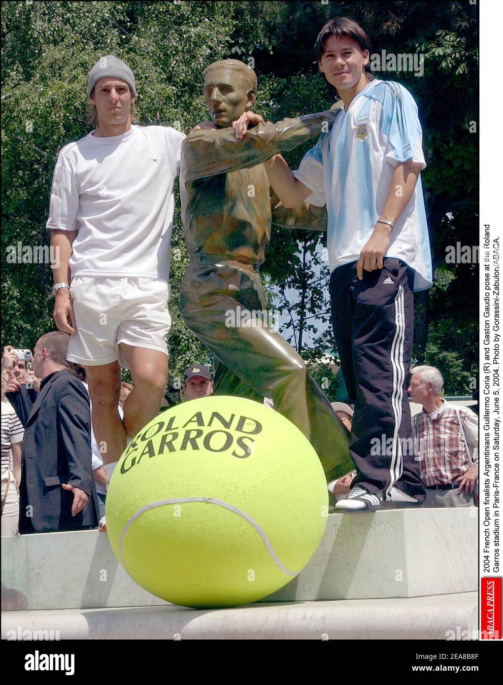 2004 finalistes de l'Open de France les Argentins Guillermo Coria (R) et Gaston Gaudio posent au stade Roland Garros à Paris-France le samedi 5 juin 2004. Photo de Gorassini-Zabulon/ABACA. Banque D'Images