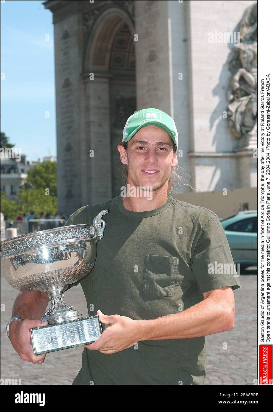 Gaston Gaudio d'Argentine pose pour les médias devant l'Arc de Triomphe, le lendemain de sa victoire au tournoi de tennis Roland Garros de l'Open de France contre son compatriote Guillermo Coria à Paris le 7 juin 2004.2004. Photo de Gorassini-Zabulon/ABACA. Banque D'Images