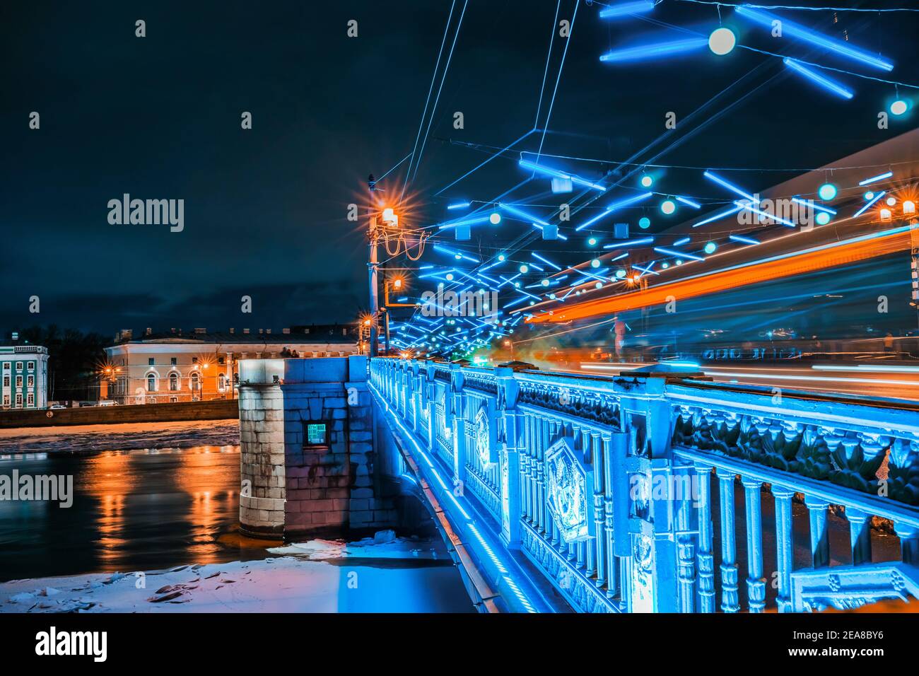 Vue sur le pont du Palais en hiver à Saint-Pétersbourg. Illuminations de vacances en ville. Banque D'Images