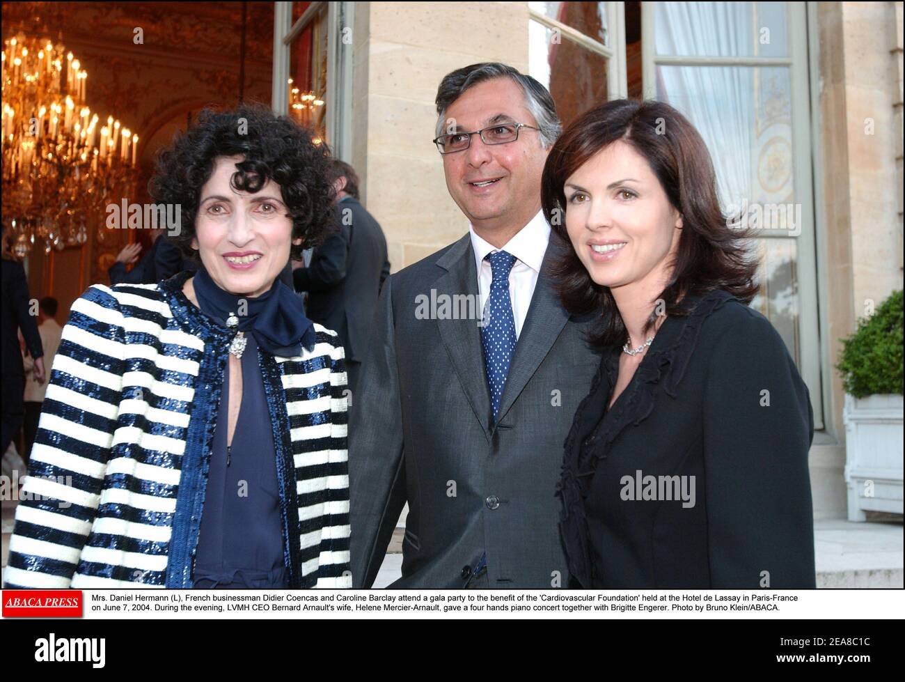 Mme Daniel Hermann (L), l'homme d'affaires français Michel Coencas et Caroline Barclay participent à un gala au profit de la Fondation cardiovasculaire qui s'est tenue à l'Hôtel de Lassay à Paris-France le 7 juin 2004. Dans la soirée, l'épouse de Bernard Arnault, PDG de LVMH, Helene Mercier-Arnault, a donné un concert de piano à quatre mains avec Brigitte Engerer. Photo de Bruno Klein/ABACA. Banque D'Images
