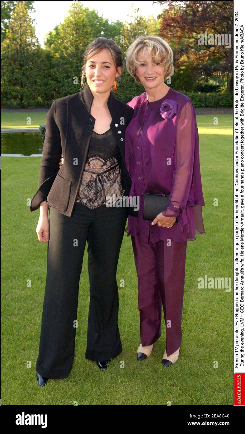 La présentatrice française Eve Ruggieri et sa fille participent à un gala  au profit de la Fondation cardiovasculaire qui s'est tenue à l'Hôtel de  Lassay à Paris-France le 7 juin 2004. Dans