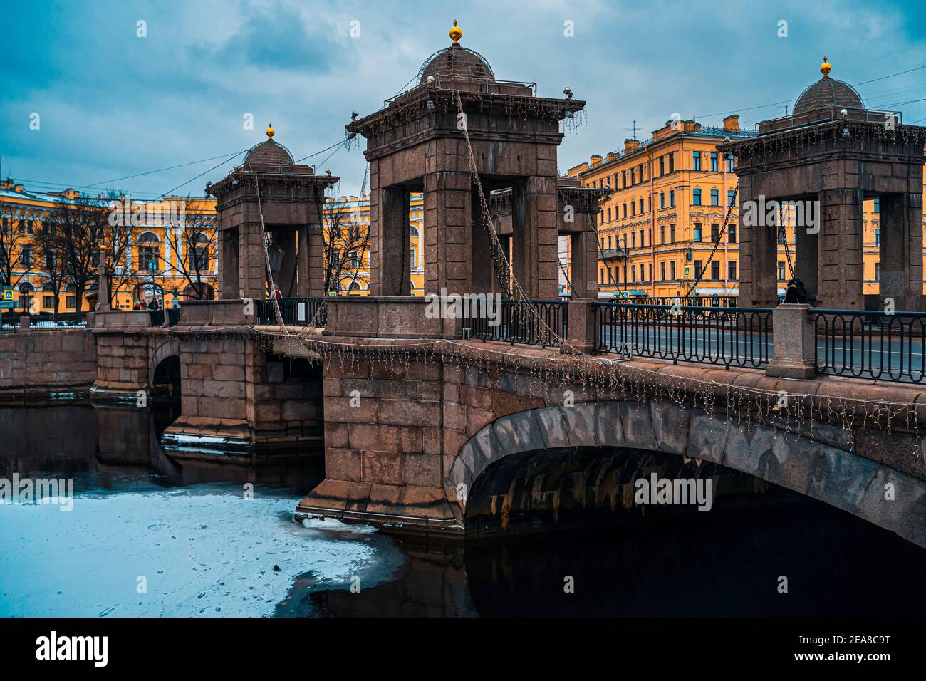 Vue sur le pont Lomonosov en hiver à Saint-Pétersbourg. Une ville européenne d'hiver Banque D'Images