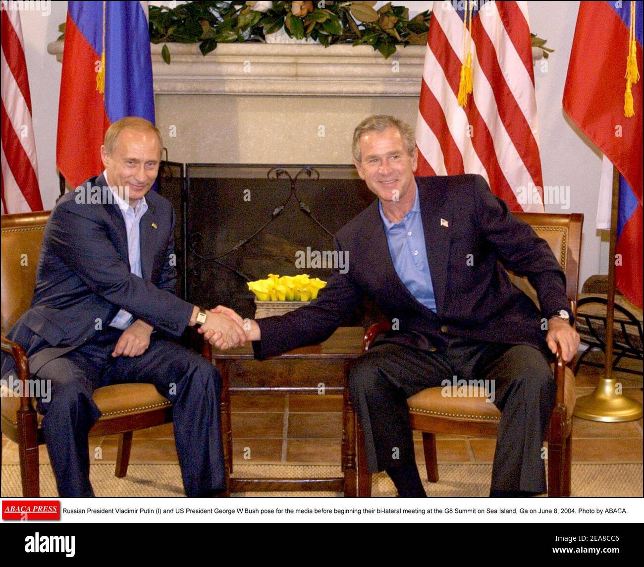 Le président russe Vladimir Poutine (l) et le président américain George W Bush posent pour les médias avant de commencer leur réunion bilatérale au Sommet du G8 sur Sea Island, GA, le 8 juin 2004. Photo par ABACA. Banque D'Images