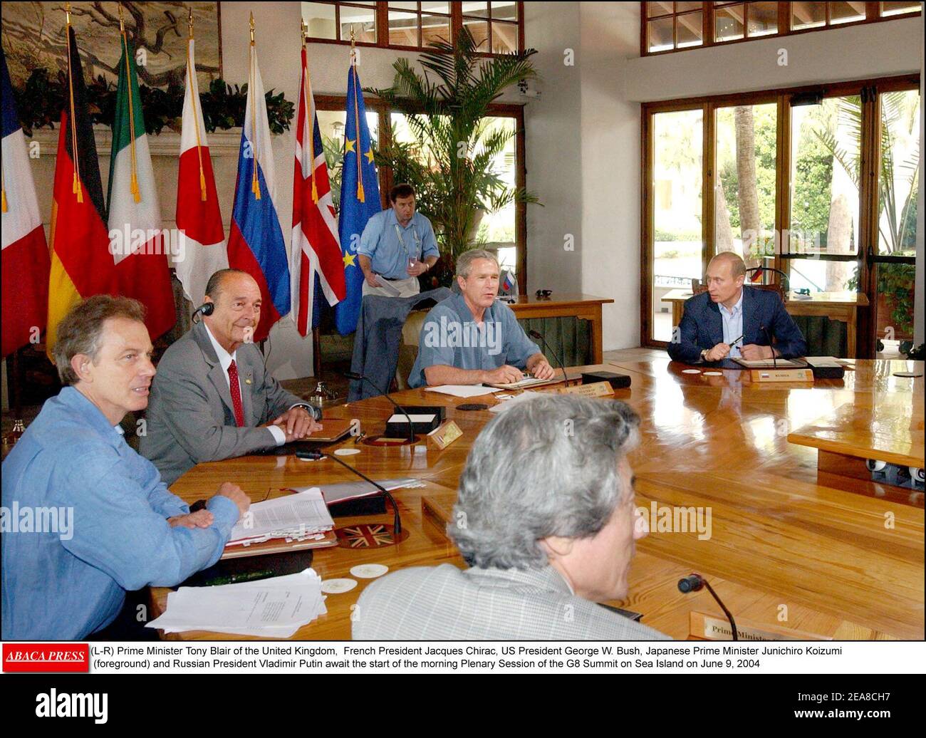 (G-D) le Premier ministre britannique Tony Blair, le président français Jacques Chirac, le président américain George W. Bush, le premier ministre japonais Junichiro Koizumi (premier plan) et le président russe Vladimir Poutine attendent le début de la séance plénière matinale du Sommet du G8 sur Sea Island le 9 juin 2004 Banque D'Images